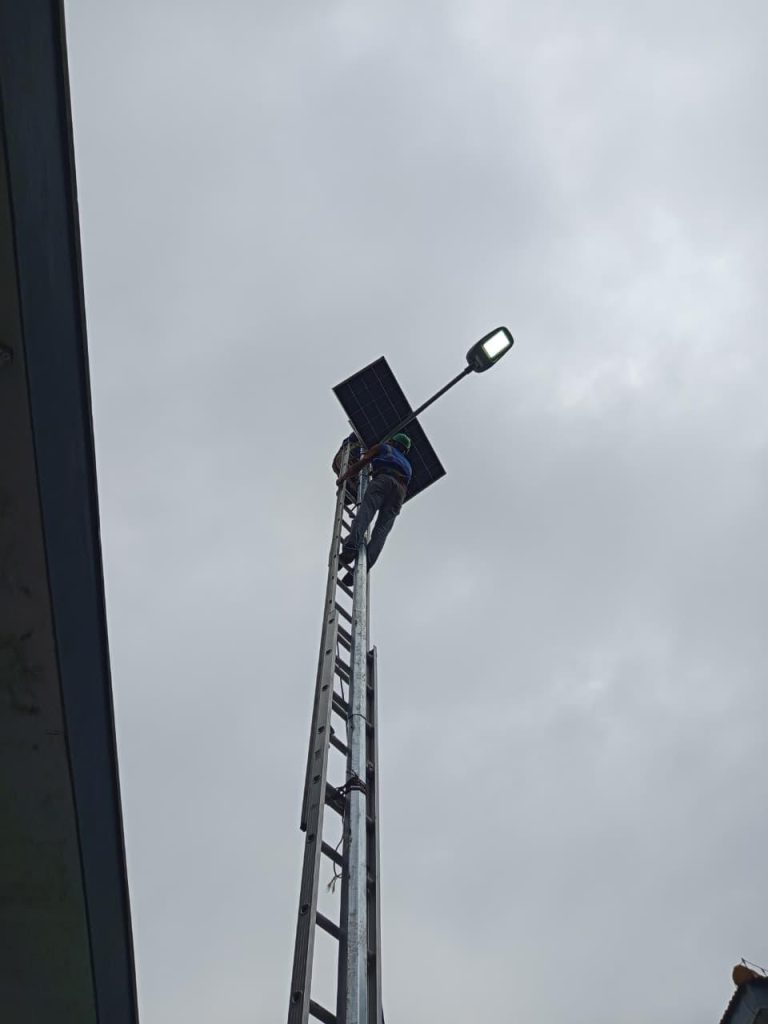 Lampu PJU Tenaga Surya Two in One